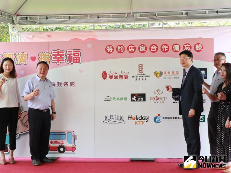 ▲員林市公所明年元月將針對全市12.5萬位市民發行員林幸福卡,員榮總院長張克士(右)親自出席與員林市長游振雄共同簽署特約店家合作備忘錄。(圖/記者陳雅芳攝,2020.08.13)