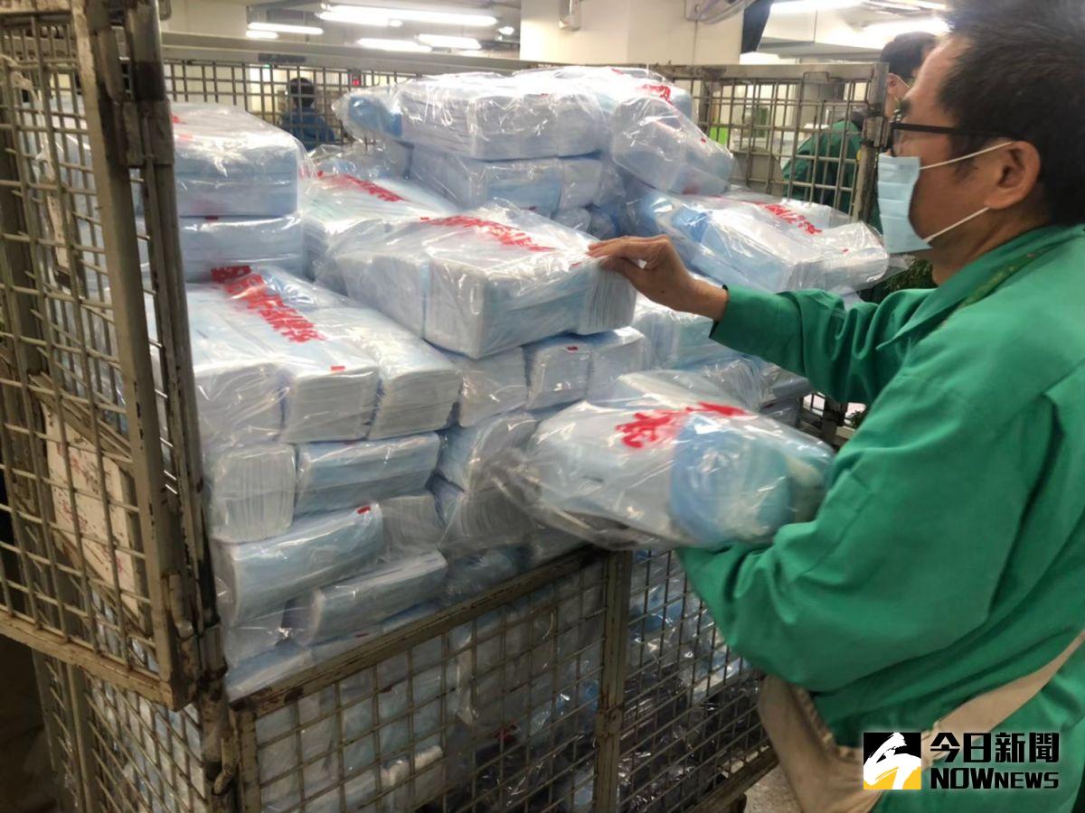 ▲配合指揮中心調度，經濟部工業局已協調廠商增產適合2到4歲幼童的幼幼口罩，實名制每人14天可買10片。（圖／NOWnews資料照，陳致宇攝）