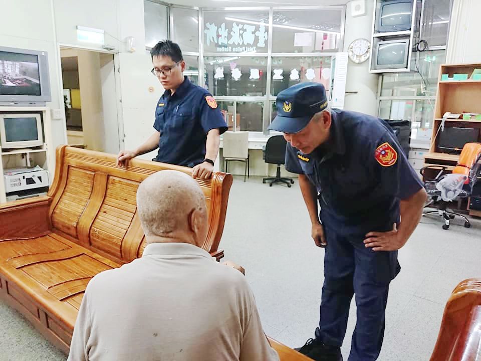 ▲員警將他載回派出所休息，對於員警的詢問總是答非所問。（圖／記者蘇榮泉攝，2020.08.13）