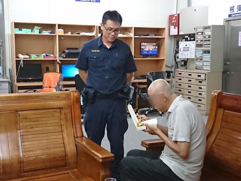 ▲員警拿來茶水及便當讓老翁充飢,飢腸轆轆的老翁大快朵頤。(圖/記者蘇榮泉攝,2020.08.13)