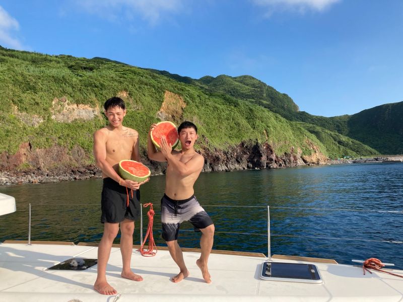 ▲柯震東(左)和蔡昌憲踏點夢幻旅遊景點─牛奶海。(圖/禾豐九路)