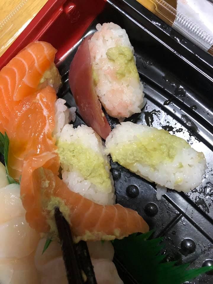 ▲原PO吃一口發現壽司裡頭有著滿滿的芥末。(圖/翻攝Costco好市多