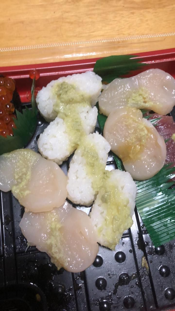 ▲原PO也翻開生魚片,發現每個壽司都有著濃厚的芥末。(圖/翻攝Costco好市多