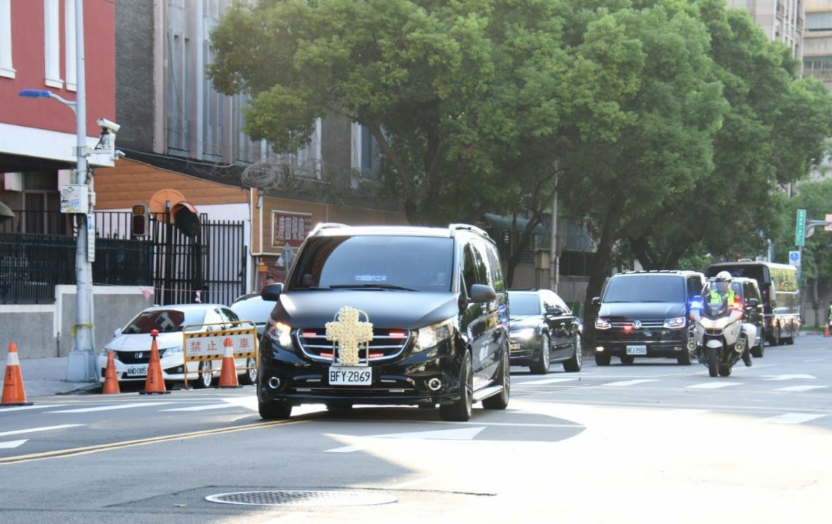 ▲李登輝的移靈車隊從北榮出發，醫護人員列隊送行，車隊繞行總統府一周做最後巡禮。（圖／NOWnews攝影中心）
