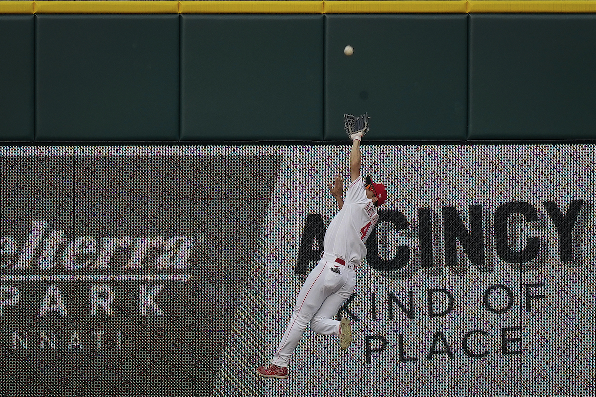 ▲日籍好手秋山翔吾展現美技，化解球隊失分危機。（圖／美聯社／達志影像）