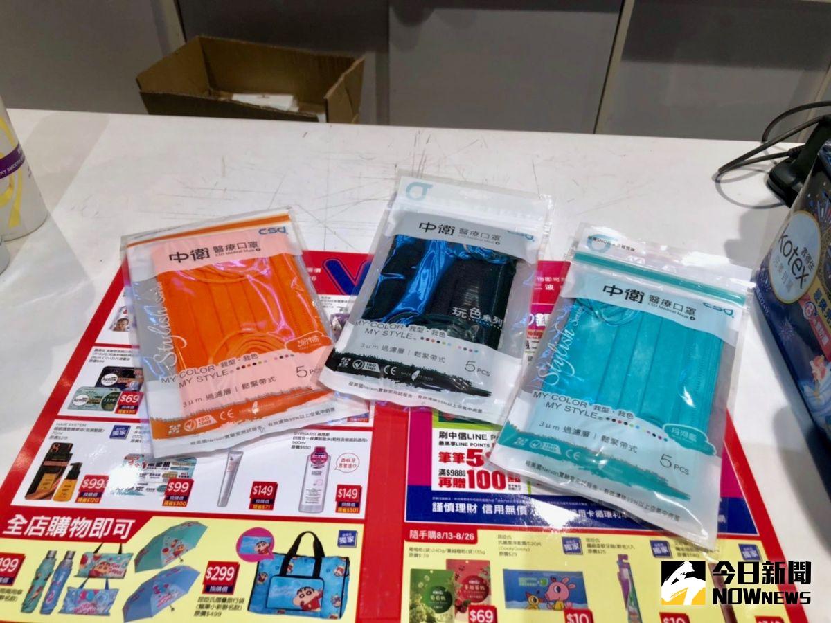 ▲屈臣氏今（ 14 ）日開賣潮橘、月河藍、黑加軍綠等 3 款特殊色中衛口罩組合，凌晨 3 點就有民眾排隊準備搶購。（圖／記者陳致宇攝）
