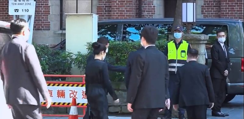 ▲李登輝的孫女李坤儀上午至濟南教會,出席李登輝入殮禮拜。(圖/記者朱永強攝,2020.08.14)
