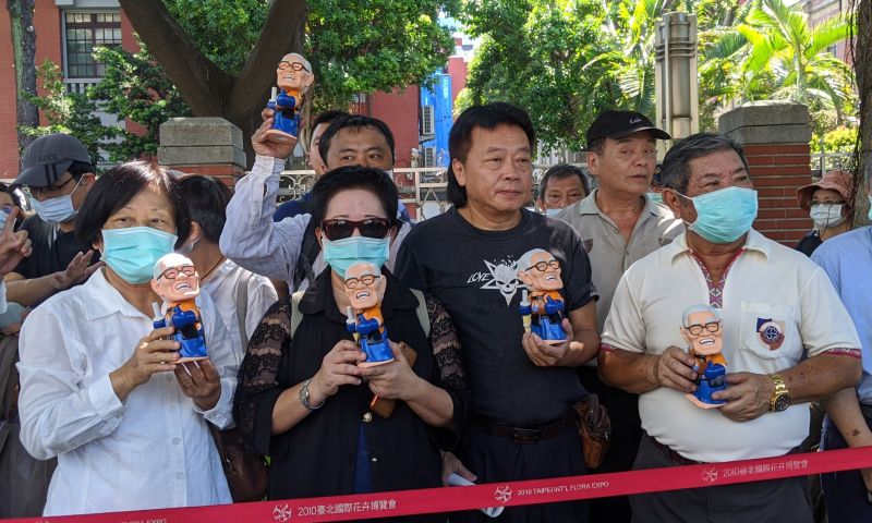 ▲台聯號召民眾手持李登輝公仔,到濟南教會外向李登輝致意。(圖/記者鄭宏斌攝,2020.08.14)
