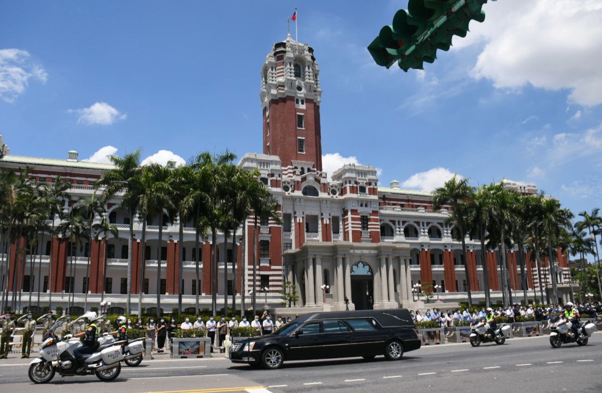 ▲李登輝入殮禮拜14日上午於濟南教會舉行，追思儀式結束後，李登輝移靈車隊繞行總統府一周。（圖／記者林調遜攝，2020.08.14）