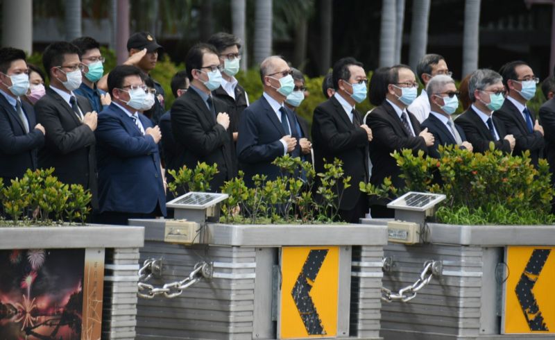 ▲李登輝移靈車隊繞行總統府一周,總統府職員在總統府前列隊向移靈車隊致意。(圖/記者林調遜攝,2020.08.14)