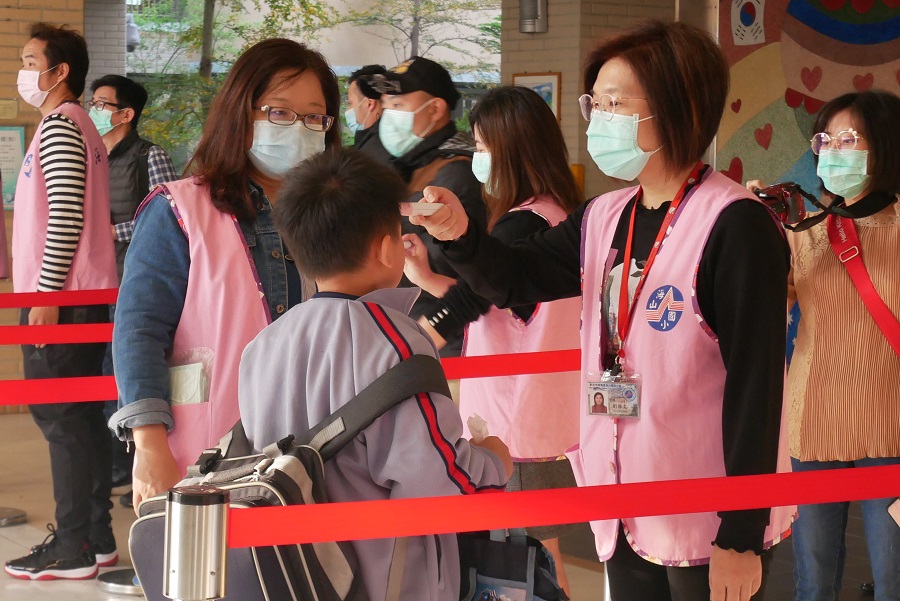 ▲教育局表示，學生凡入校、打菜、未達社交距離皆務必配戴口罩，提醒家長們預先為家中的孩子備妥口罩。（圖／新北市教育局提供）