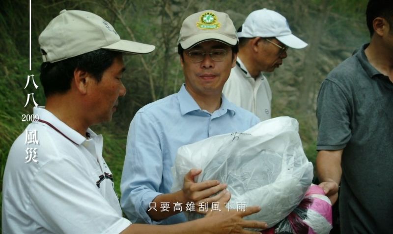 ▲從八一氣爆、八八風災、每當高雄受磨難陳其邁一定會在當下前往災區,捲起袖子協助救災,他的心總是放不下來,總是回到高雄把市民的安全顧好,「他就是個低調做事、不譁眾取寵,一直陪在你身邊的人。」。(圖/截自蔡宗展臉書)