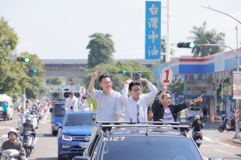 ▲民進黨陳其邁今(14)上午在民進黨副秘書長林飛帆陪同下,在左營、楠梓、三民、鼓山、鹽埕等區進行車隊掃街行程。(圖/陳其邁競選團隊提供)