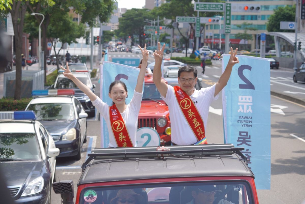 ▲選前最後一天，民眾黨吳益政打出女兒牌，一起掃街。（圖／吳益政競選總部提供）