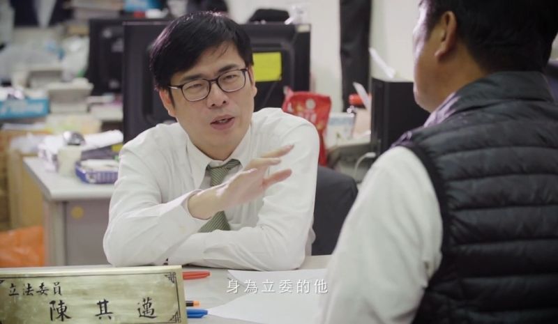 ▲陳其邁有個23年從不打烊的服務處,認真聆聽請託,替市民解決每一個問題。(圖/截自蔡宗展臉書)