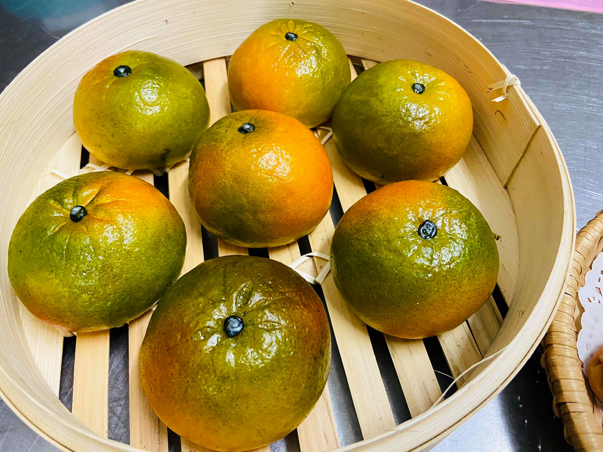 ▲一位來自越南的中學教師在社群軟體po出一籃橙黃色橘子的照片，乍看之下與普通的橘子如出一轍，但經過老師揭露，才發現這原來是手作蒸麵包！（圖／翻攝自臉書）