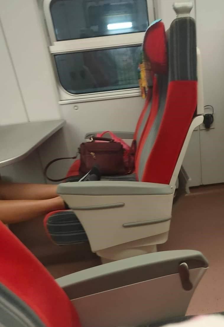 ▲坐在對面的乘客,竟然直接把腳「饋」在原PO的位置上,而那位乘客看到原PO正盯著她,慢慢回應「還沒有什麼人,妳要不要先去別的位置坐?」。(圖/翻攝自《爆怨公社》