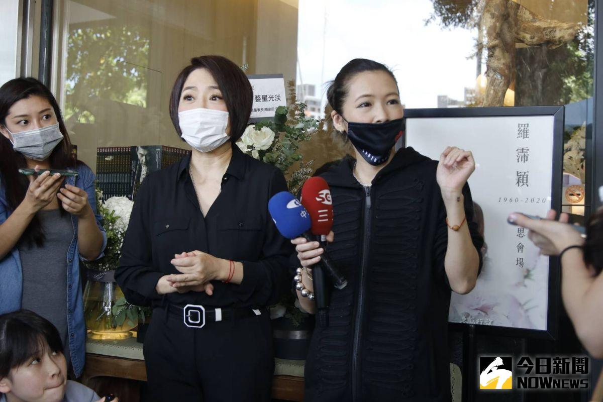 ▲Makiyo （右）幫羅霈穎化妝，于美人（左）曝她遺容帶笑。（圖／特約攝影林敬原） 