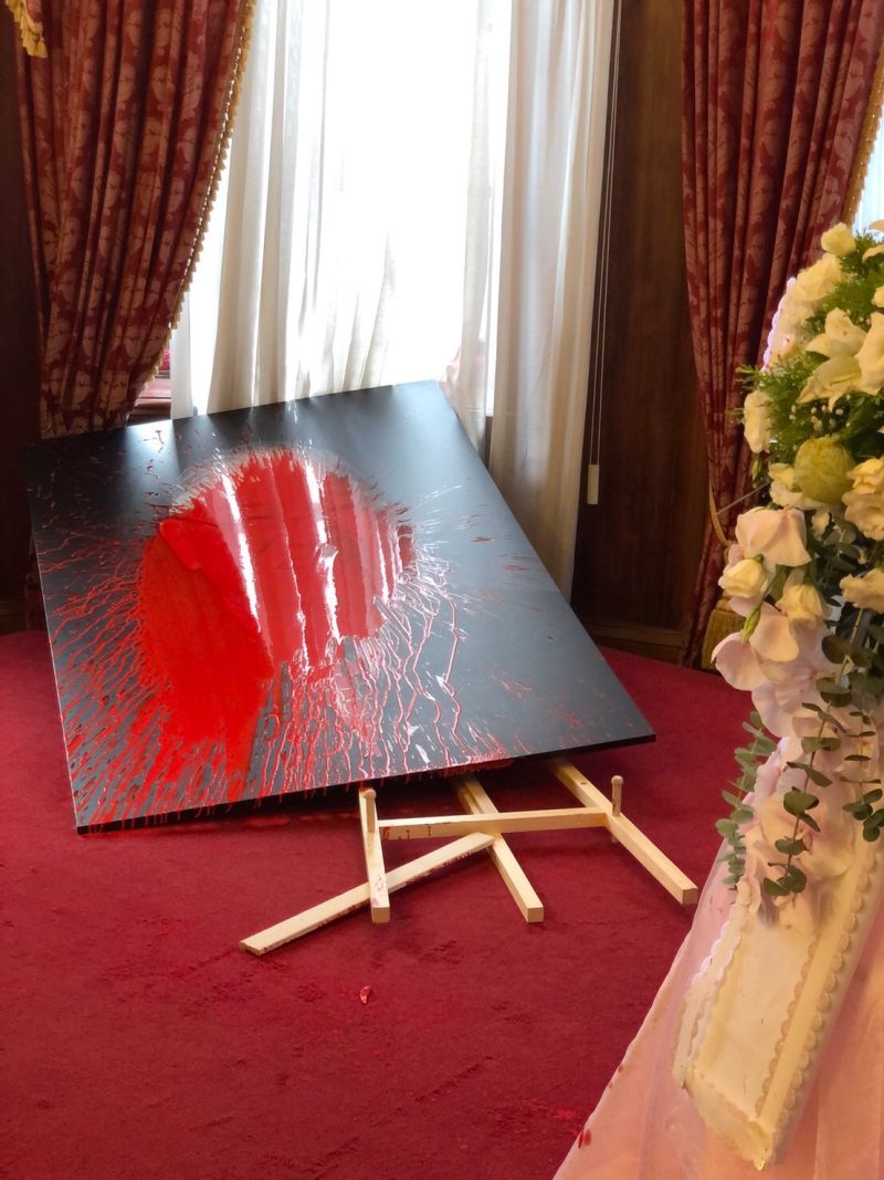 ▲前總統李登輝日前辭世,遺體今天火化,不料設於台北賓館的追思會場竟遭民眾潑漆。(圖/讀者提供)