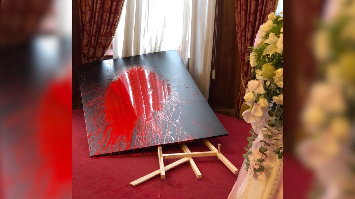 ▲前總統李登輝日前辭世，遺體今天火化，不料設於台北賓館的追思會場竟遭民眾潑漆。（圖／讀者提供）