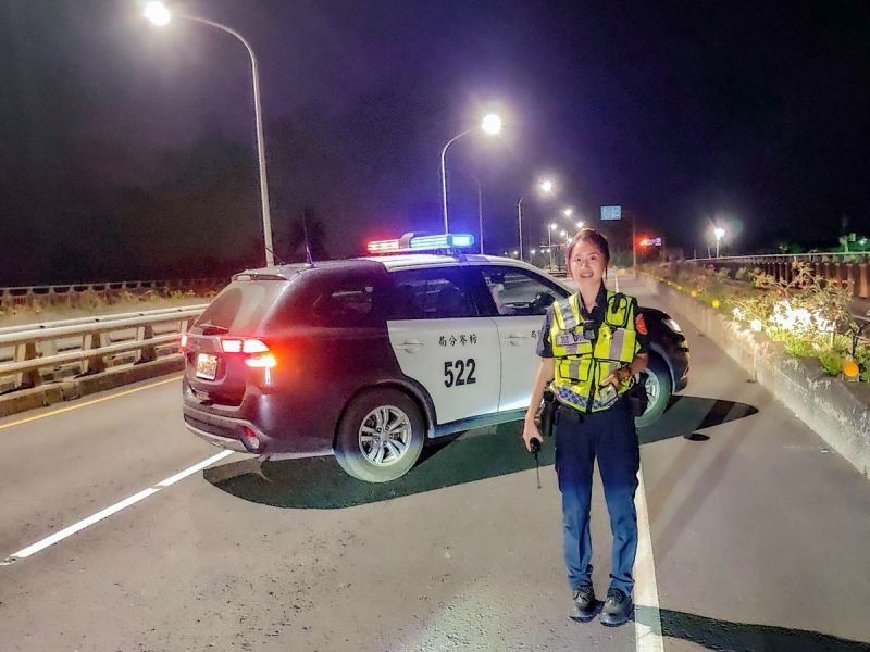 ▲枋寮警分局石光派出所員警方思立即開啟巡邏車警示燈提醒後方來車,並立刻拎起指揮棒,隨行牛群緩緩地將牛群引導至路旁並驅離到河堤旁的產業道路。(圖/枋寮警分局提供