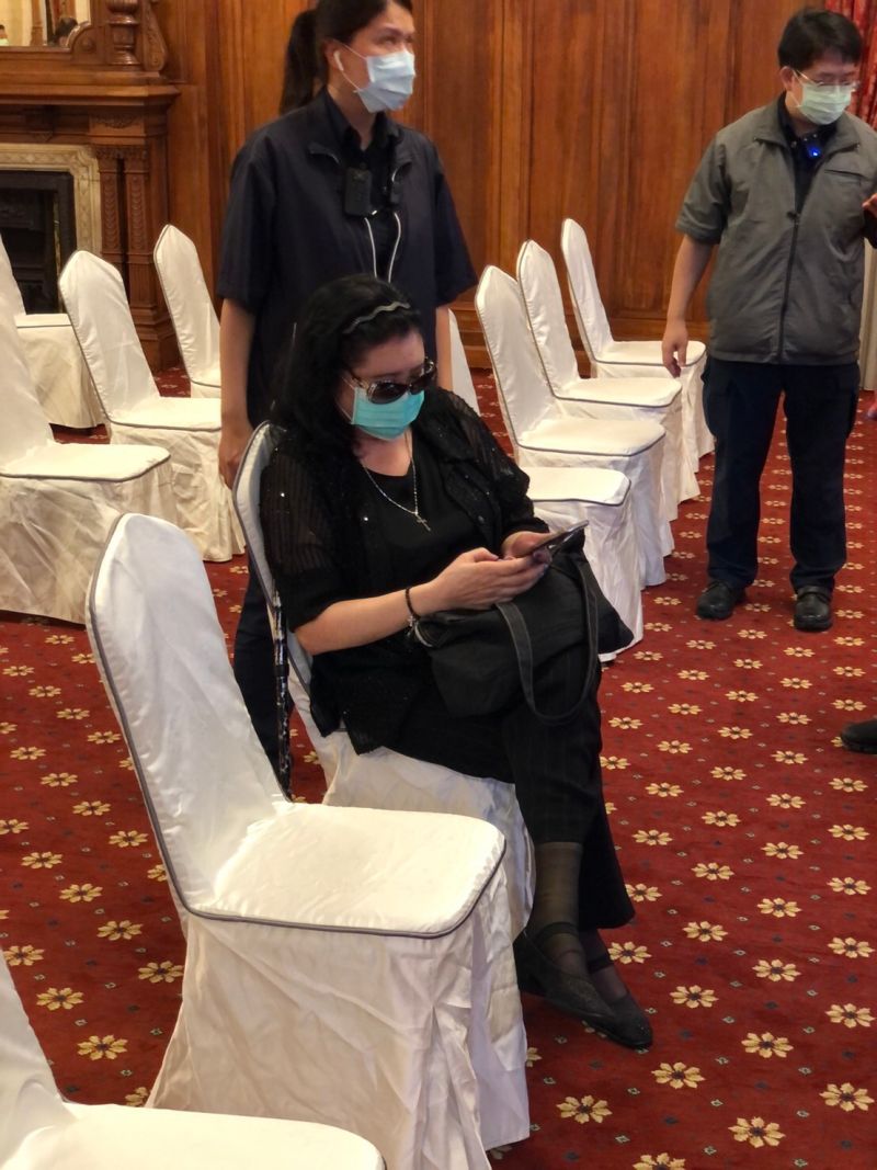 ▲一名女子今天下午拿出裝著紅色油漆的氣球砸向李登輝遺像,遭到逮捕。據了解,就是曾掌摑前文化部長鄭麗君的資深藝人鄭惠中。(圖/讀者提供)