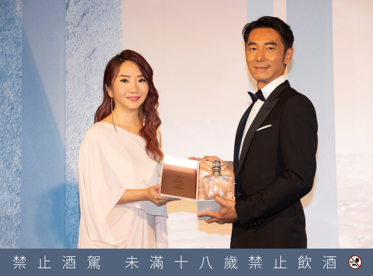 ▲陶晶瑩與李李仁以「情定晶世金門高粱酒」歡慶水晶婚。（圖／NOWnews攝）