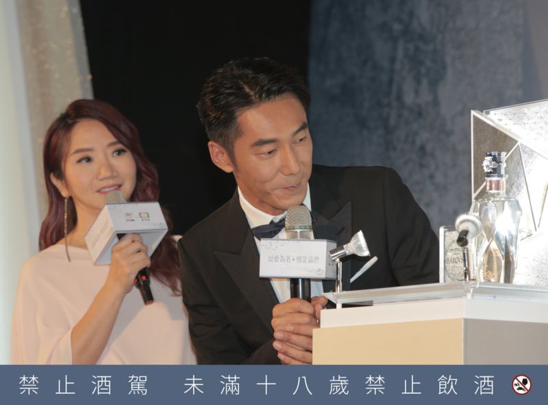 ▲陶晶瑩與李李仁在記者會上對「情定晶世金門高粱酒」上水鑽接近八心八箭的耀眼光芒,感到非常驚豔。(圖/NOWnews攝)