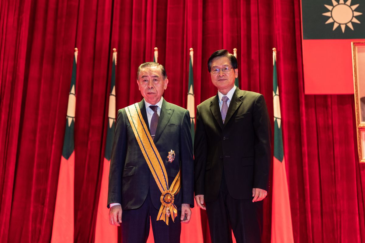 ▲軍友社長李棟樑（左），獲國防部長嚴德發親頒「三等雲麾勳章」。（圖／軍聞社提供）