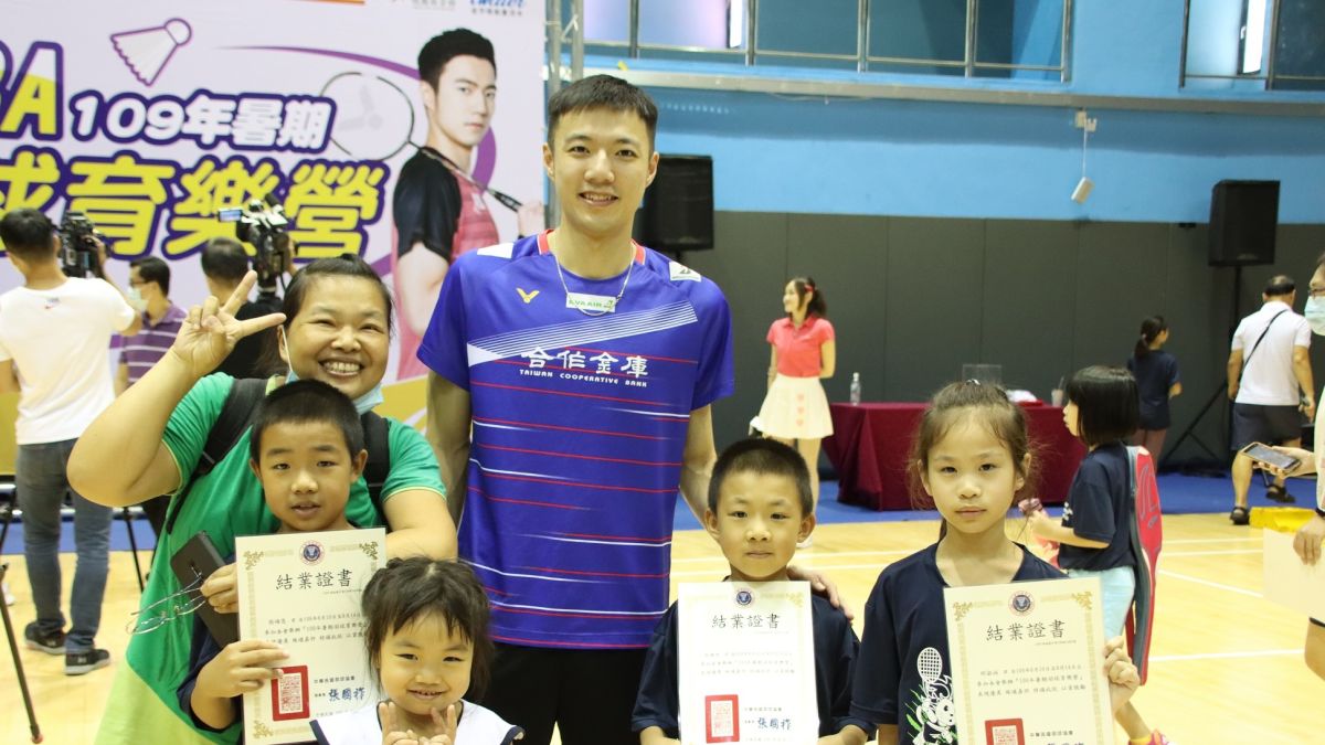 ▲中華羽協109年羽球育樂營今天結業日，「羽球王子」王子維率隊鼓勵小選手。（圖／主辦單位提供）