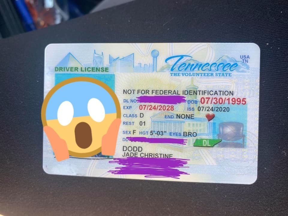 ▲美國網友將自己新辦理的駕照PO上網，上面的「大頭照」瞬間成為亮點，也引起廣大網友的回覆，甚至幫她做了一系列的梗圖。（圖／翻攝自 Jade Dodd 臉書）