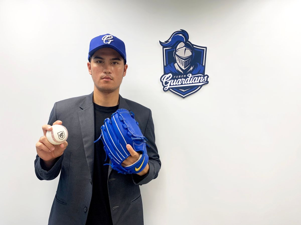 ▲陳真與富邦悍將簽約（圖／富邦提供）