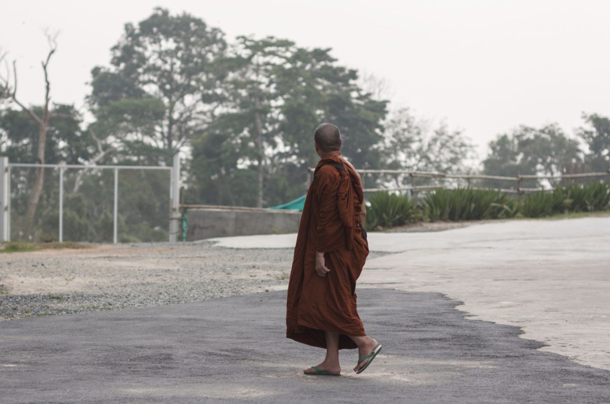 ▲受害女學生於8日與家人前往佛寺參拜，卻被寺廟住持偷拍裙底風光。（圖／shutterstock）