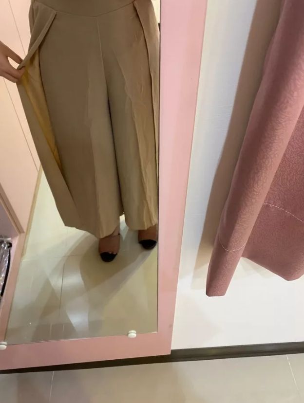 ▲原PO表示,這件寬褲是做成上下兩層布料,而且店員說走路的時候,看起來比較有垂墜感和飄逸感。(圖/翻攝自《Dcard》