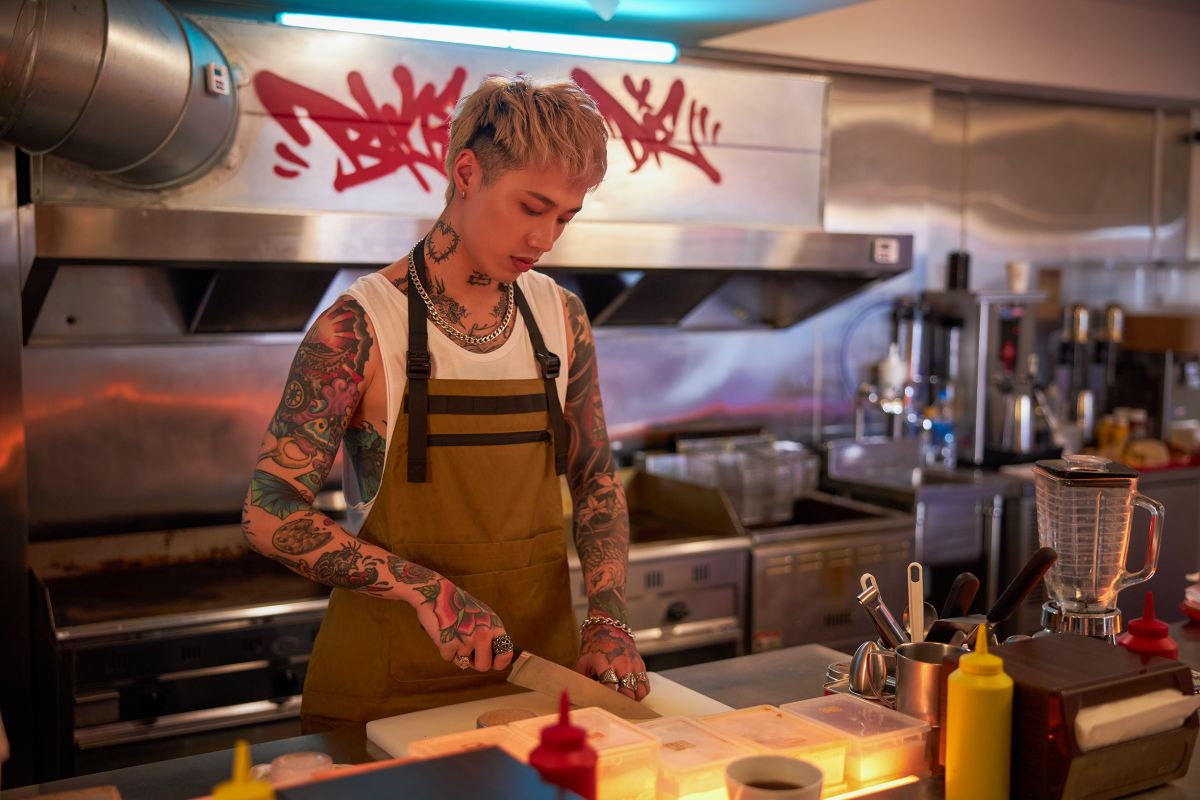 ▲Marz23曾經因為一身刺青，受到他人異樣眼光看待，讓他無奈遭貼標籤。（圖／華納音樂提供）