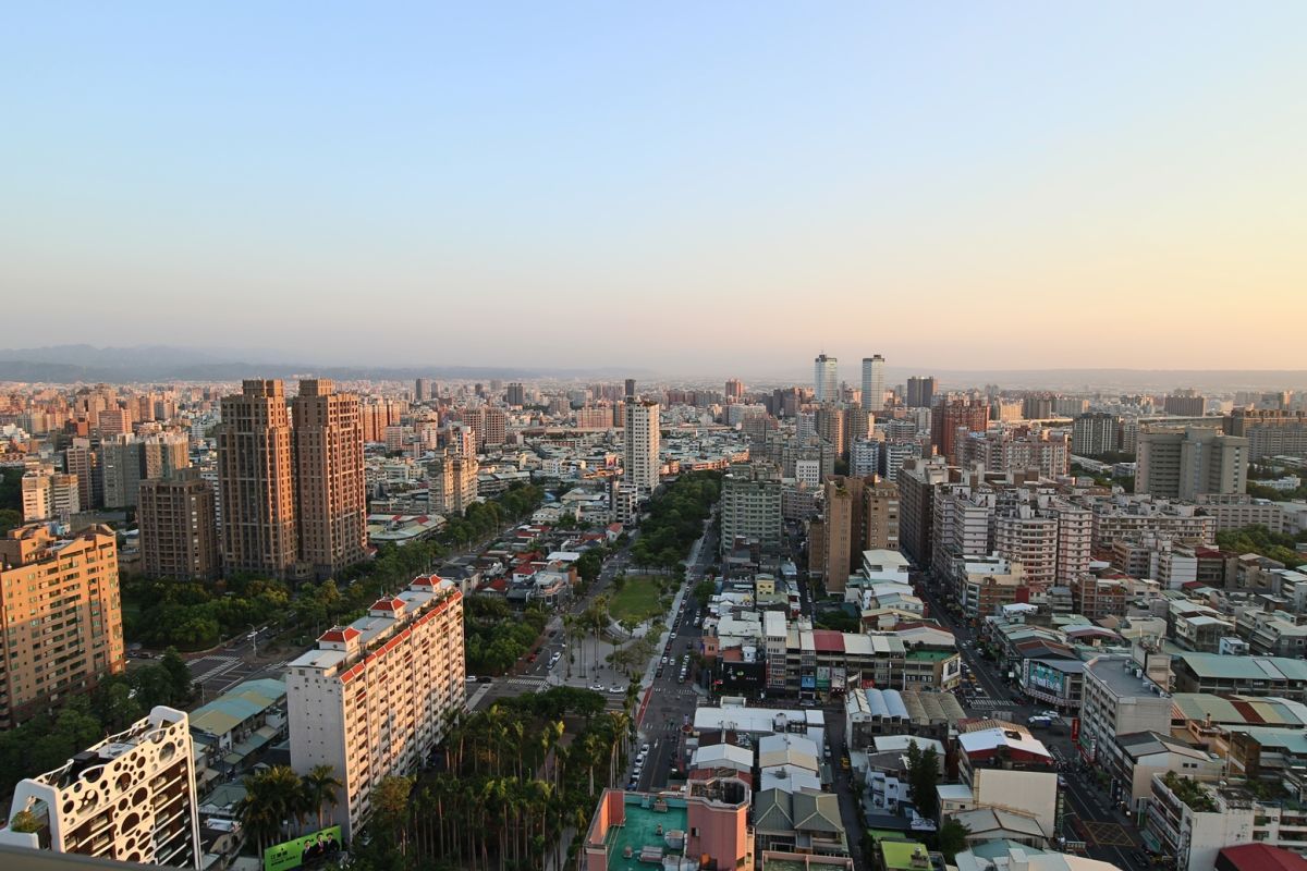 ▲長輩指「努力也買不起房」嗆爆！男崩潰言論曝光，全場戰翻。（示意圖／NOWnews資料照片）