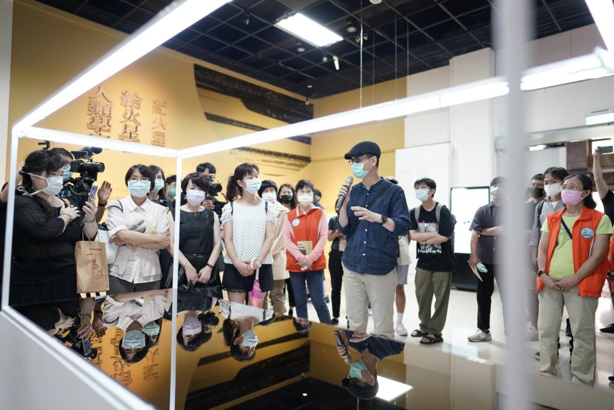 ▲新北市藝文中心今(14)日舉辦「給火星人類學家」國際當代藝術展開幕式，該展覽由策展人張君懿集結國內外15位重要當代藝術家參與。（圖／新北市文化局提供）