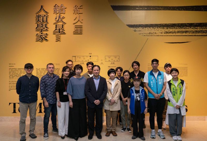 ▲新北市藝文中心今(14)日舉辦「給火星人類學家」國際當代藝術展開幕式,該展覽由策展人張君懿集結國內外15位重要當代藝術家參與。(圖/新北市文化局提供)