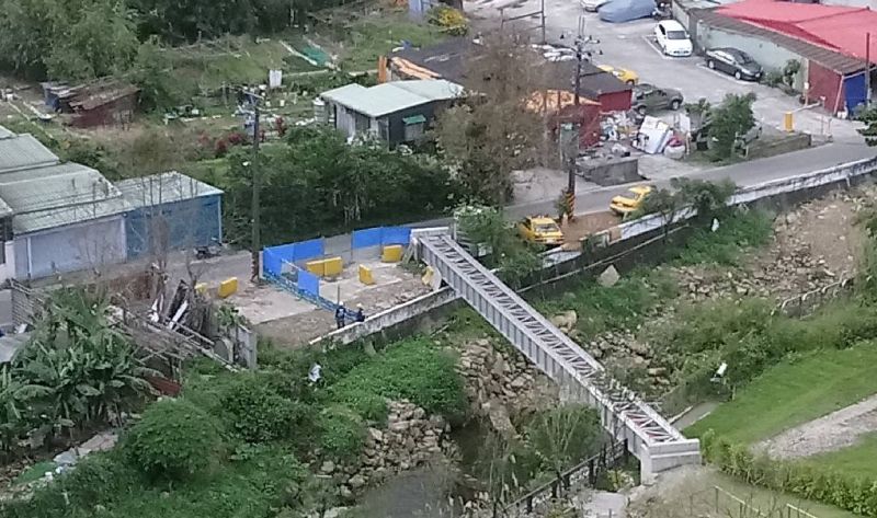 汐止甲山林建設違規搭管線橋　工務局重罰６萬並限期拆除
