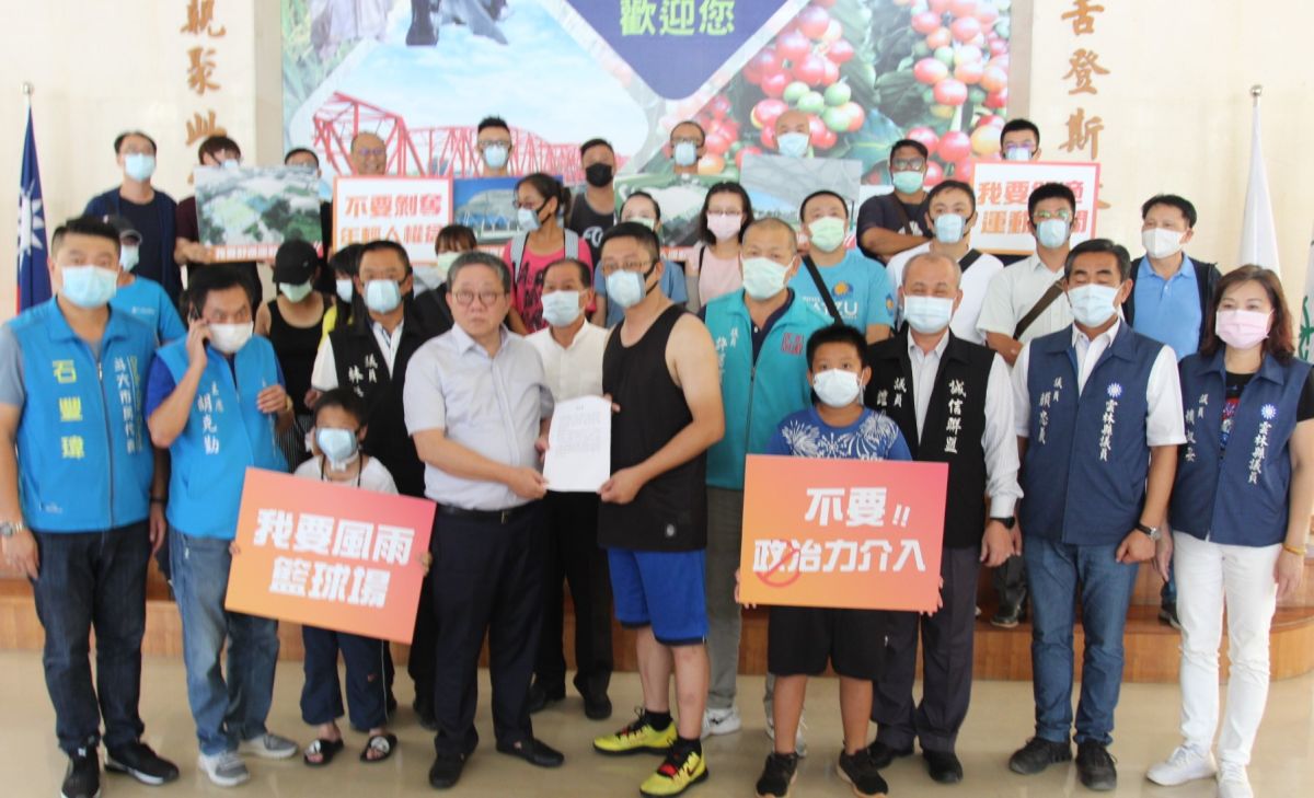 ▲雲縣籃委會主委賴嘉濱等向議長沈宗隆遞交陳情書。（圖／記者簡勇鵬攝，2020.08.14）