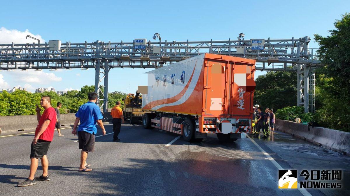 ▲國道一號中山高台中南屯段發生火燒車意外，載運防疫衣及隔離衣的曳引貨櫃車悶燒，消防人員撲滅大火，貨櫃車上2萬件隔離衣付之一炬。（圖／記者陳雅芳翻攝，2020.08.14）
