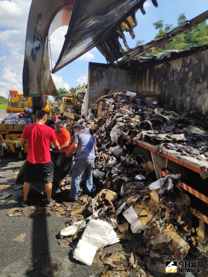 ▲國一台中南屯路段發生火燒車，2萬件被國家徵用的「隔離衣」全燒毀，消防獲報派員滅火。（圖／記者陳雅芳翻攝，2020.08.14）