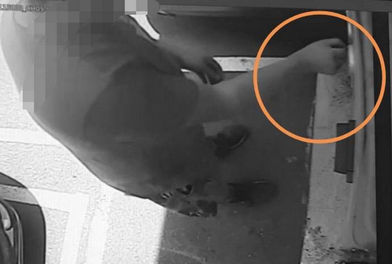 ▲王姓貨車司機他完成繳費後卻掉下兩個圓形感應磁扣停車票卡,他隨手都拿走後,沒想到因為這個舉動,讓他吃上官司。(圖/記者陳雅芳翻攝,2020.08.14)