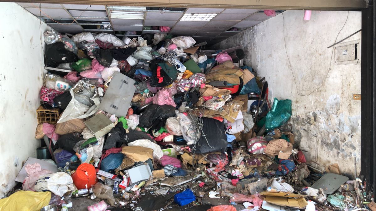 ▲搶救垃圾屋大作戰，真實的發生在桃園一處3層樓的獨棟民宅中！清潔隊整整清了2天，才清出所有垃圾量的一半左右。（圖／記者李春台翻攝）