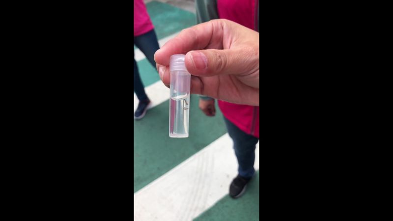 ▲衛生局也在樓頂的水盆中,成功的測出了孑孓孳生的陽性反應,也因為如此,這次才能大陣仗的強制清運屋中超過10車次的垃圾量。(圖/翻攝「黃婉如」臉書)