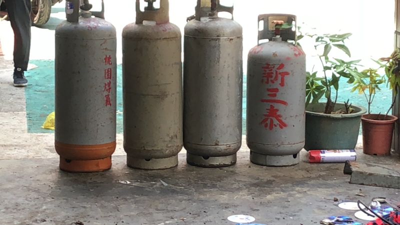 ▲除了垃圾,屋內也清出了好幾個瓦斯鋼瓶。(圖/記者李春台翻攝)