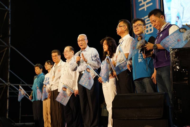 ▲國民黨高雄市長候選人李眉蓁14日舉行選前之夜,前總統馬英九、國民黨前主席朱立倫、吳敦義等藍營天王全到齊站台。(圖/李眉蓁競選總部提供)