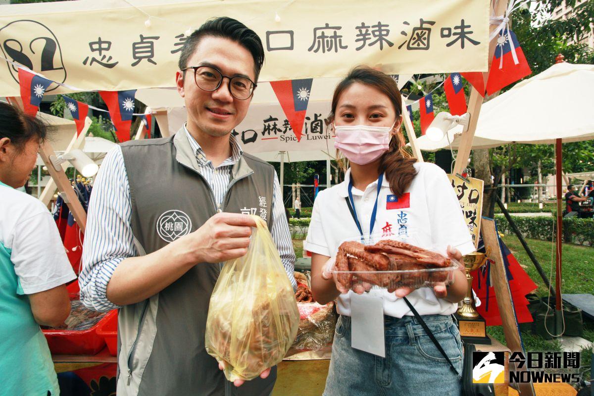 ▲經發局長郭裕信在現場與滷味攤商合影。（圖／記者李春台攝, 2020.08.14）