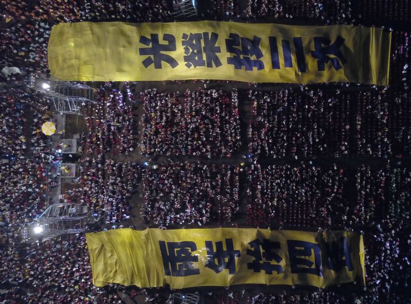 ▲陳其邁選前之夜現場拉起「光榮投三次、兩年拚四年」的長布條。(圖/陳其邁競選團隊提供)
