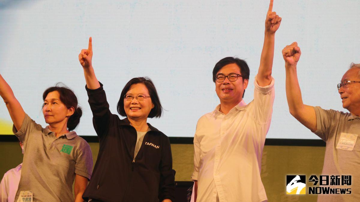 ▲陳其邁（右二）以壓倒性勝利當選高雄市長，民進黨奪回高雄，樂觀進攻2022大選。（圖／記者鄭婷襄攝）